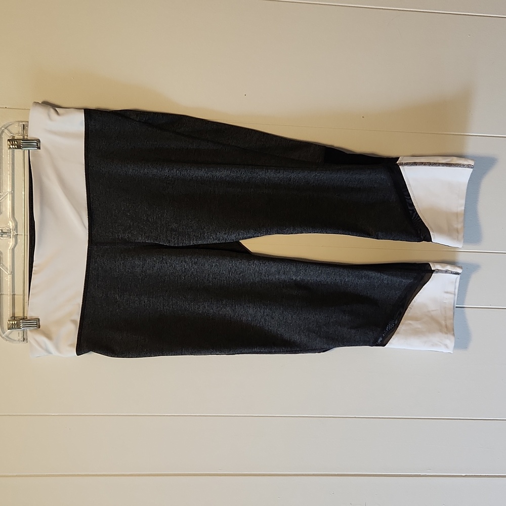 Xersion Grey and White Capri Leggings